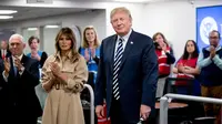 Presiden AS, Donald Trump dan Melania Trump melakukan pertemuan di Kantor Pusat Penanggulangan Bencana di Washington, Rabu (6/6). Trump dan Melania membahas kesiapan musim badai 2018 di AS, yang secara resmi dimulai pada 1 Juni. (AP/Andrew Harnik)