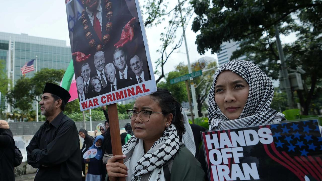 FOTO: Massa Aksi di Kedubes Amerika Serikat Mengecam Serangan ke Iran