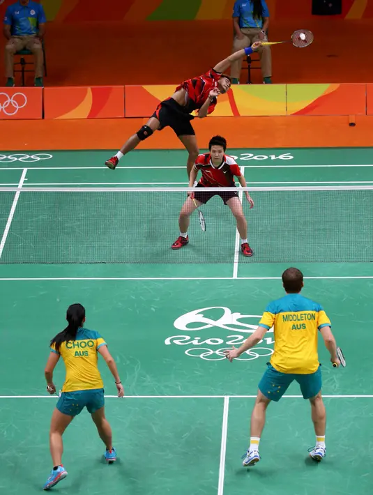 Pebulutangkis ganda campuran Indonesia, Tontowi Ahmad/Liliyana Natsir menahan serangan Robin Middleton/Leanne Choo (Australia) pada laga perdana Grup C Olimpiade Rio 2016, Kamis (11/8). Tontowi/Liliyana unggul 21-7 21-8. (REUTERS/Marcelo del Pozo)