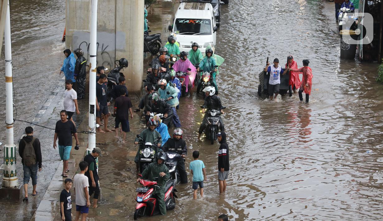 Genangan air di jalan Ciledug Raya, Jakarta Selatan nyaris menutupi seluruh lebar jalan. (Liputan6.com/Angga Yuniar)