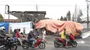 Pengendara melintasi SPBU Jalan Kahfi 2, Jagakarsa setelah terbakarnya sebuah truk tangki, Jakarta, Sabtu (30/12). Tidak ada korban jiwa dalam insiden terbakarnya truk tangki di SPBU Jagakarsa tersebut. (Liputan6.com/Herman Zakharia)