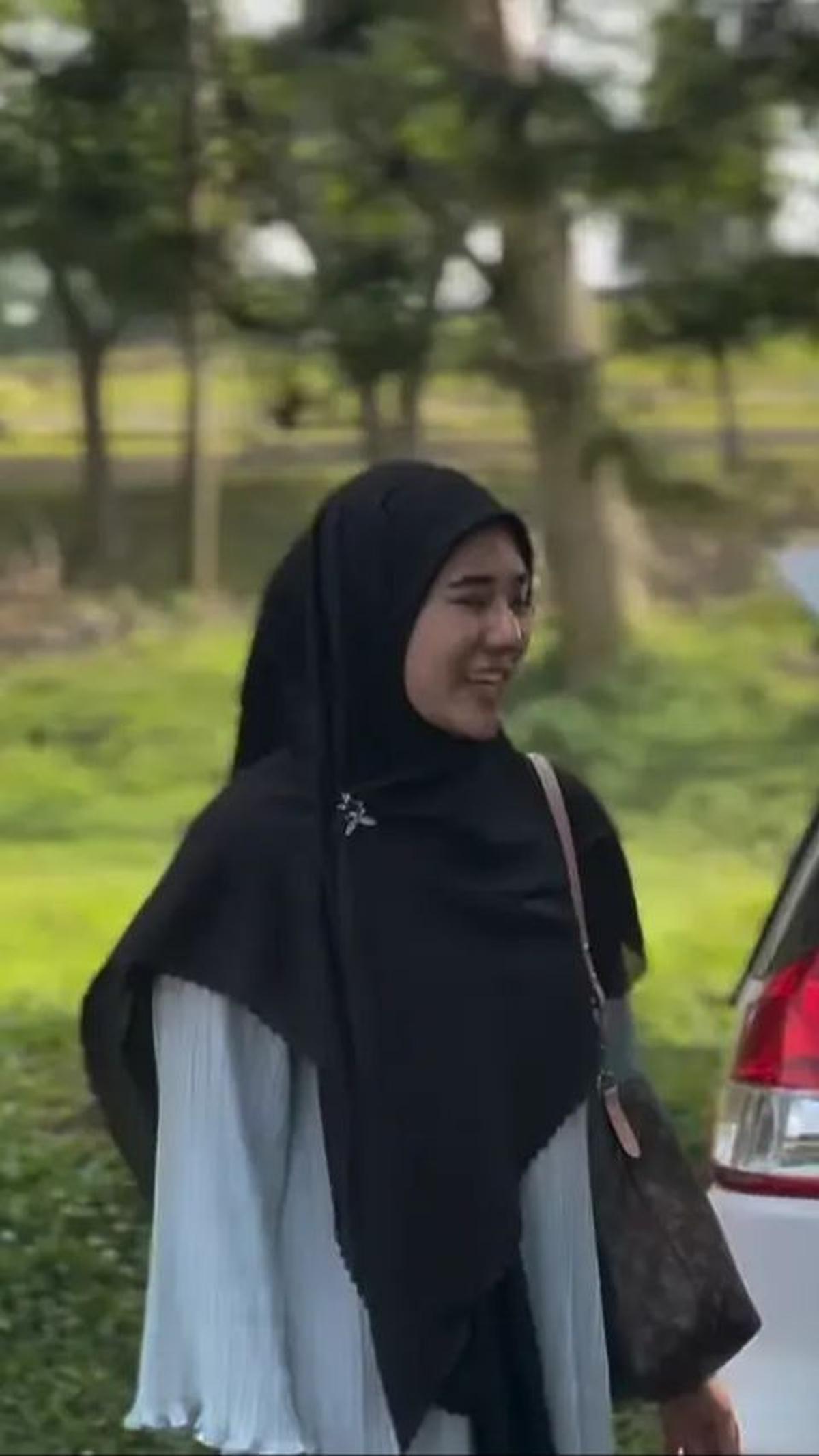 Dalam unggahannya, ia membagikan momen ketika ia tiba di San Diego Hills dengan mobil pribadinya, tersenyum ramah, dan tampak siap untuk mencari lahan pemakaman yang sesuai dengan keinginannya.<br>