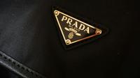 Logo Prada. (dok. Benjamin Williams/Unsplash)