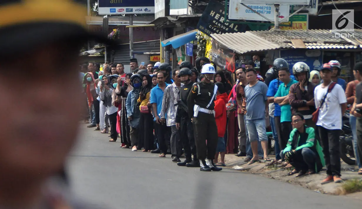 Warga sekitar Puri Cikeas bersiap menyambut iring-iringan kepergian jenazah Ani Yudhoyono menuju TMP Kalibata, Bogor, Jawa Barat, Minggu (2/6/2019). Ani Yudhoyono dimakamkan di samping pusara istri presiden ke-3 RI BJ Habibie, Ainun Habibie. (Liputan6.com/Immanuel Antonius)