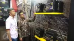 Direktur Utama AMBPI Andy Budiarto (batik) bersama Direktur Keuangan AM Albertus Indra Sasmitra saat menunjukan prodak terbaru dari PT Adiwisesa Mandiri Building Products Indonesia di JCC, Senayan, Jakarta, Jumat (18/3/2016). (Liputan6.com/Angga Yuniar)