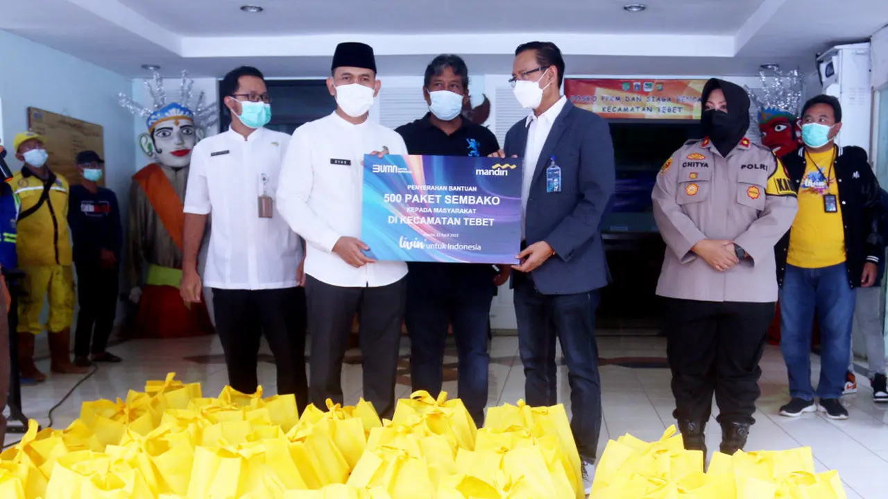 Bank Mandiri Salurkan 100.000 Paket Sembako Kepada Masyarakat