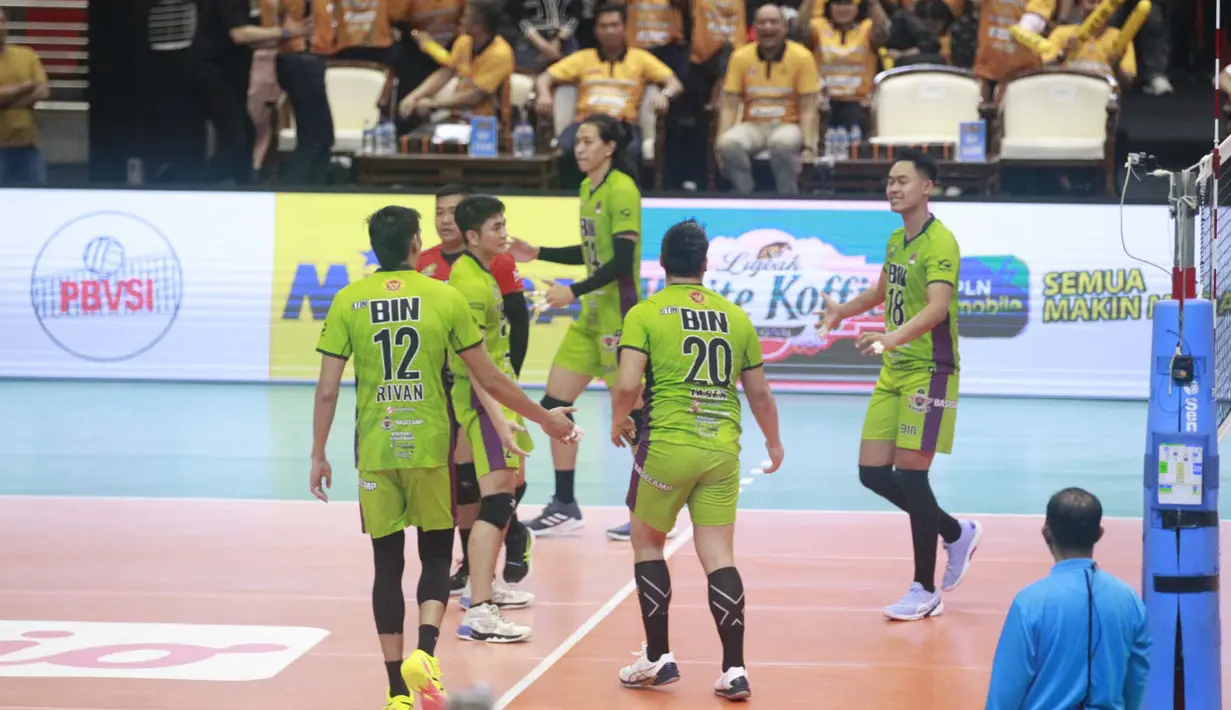 <p>Selebrasi para pemain Jakarta STIN BIN, Cep Indra Agustin (kanan) dkk setelah mencetak angka saat menghadapi Jakarta Bhayangkara Presisi pada laga putaran kedua babak final four PLN Mobile Proliga 2024 di GOR Jatidiri, Semarang, Jawa Tengah, Minggu (14/7/2024). Jakarta STIN BIN kalah 0-3 (18-25, 12-25, 20-25). (Dok. PBVSI)</p>