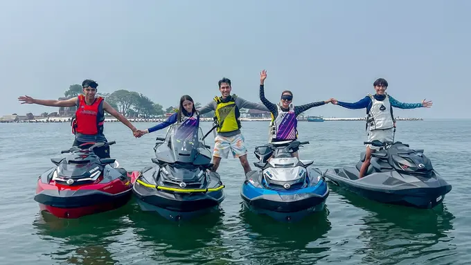 Potret Liburan Keluarga Darius Sinathrya ke Pulau Bidadari, Seru Main Jet Ski