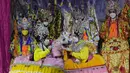 Pemain opera Tiongkok memakai masker saat tampil di atas panggung di Bangkok, Rabu (6/10/2021). Sempat vakum, pertunjukan opera Tiongkok di Thailand kembali dihidupkan meski belakangan ini kasus harian Covid-19 kembali meningkat. (AP Photo/Sakchai Lalit)