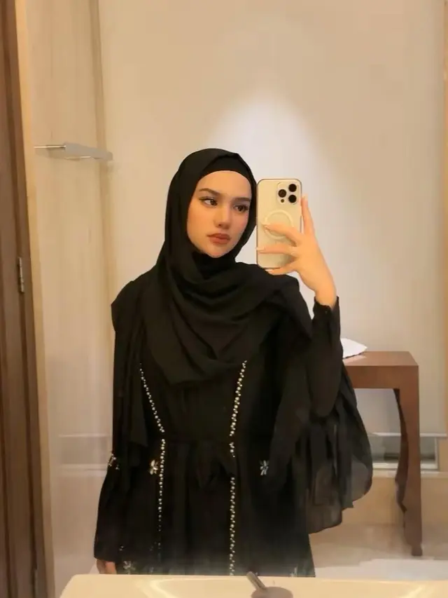 Outfit Davina Karamoy saat Pakai Gamis (Foto: Instagram @davinaakaramoy)