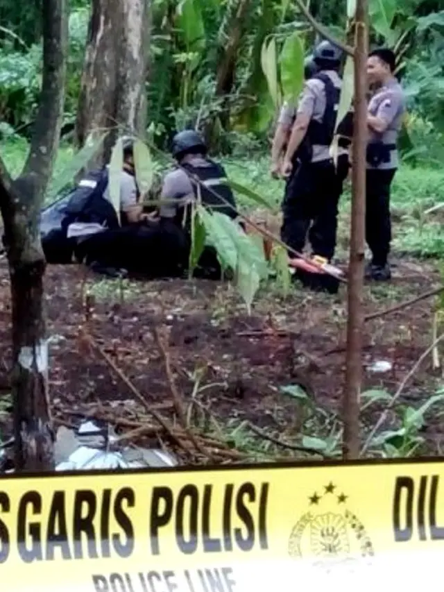 Polisi memusnahkan granat dan amunisi di dalam teko yang ditemukan warga Pemalang saat menggali tanah di pekarangan. (Foto: Liputan6.com/Polres Pemalang/Muhamad Ridlo).