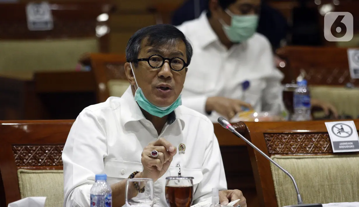 Menteri Hukum dan HAM Yasonna Laoly menyampaikan penjelasan kepada Komisi III DPR saat rapat kerja di Kompleks Parlemen, Jakarta, Senin (22/6/2020). Rapat juga membahas penjelasan recofusing APBN Tahun 2020, persiapan new normal di lapas dan imigrasi serta isu-isu lainnya. (Liputan6.com/Johan Tallo)