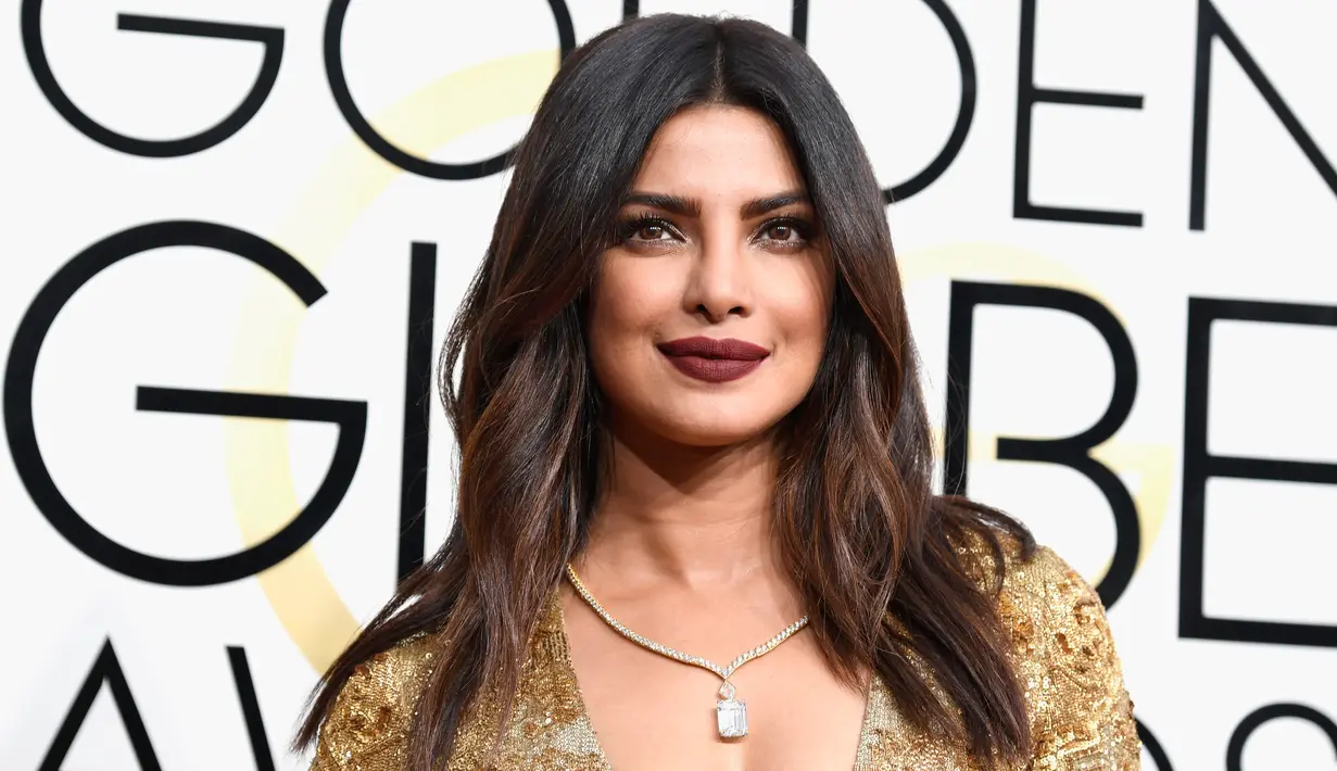 Senyum bintang Bollywood Priyanka Chopra di karpet merah ajang Golden Globe 2017 di California, Minggu (8/1). Aktris berusia 34 tahun itu dipercaya untuk menjadi salah satu presenter Golden Globe 2017. (Frazer Harrison/GETTY IMAGES NORTH AMERICA/AFP)