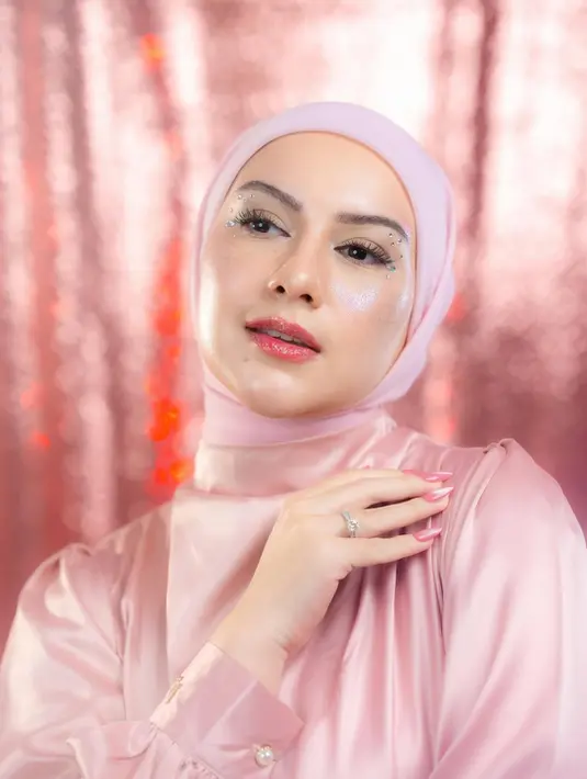 Berbalut dress dan hijab baby pink, Irish Bella pancarkan kelembutan seorang ibu dengan makeup yang ekspresif [@_irishbella_]