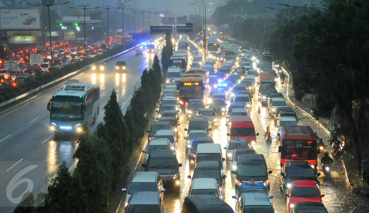 Sejumlah Kendaraan terjebak macet dikawasan Duren tiga Jakarta Selatan, Jakarta, Senin (23/5). Hujan lebat yang mengguyur ibu kota membuat lalulintas di beberapa titik ruas jalan menjadi macet dan semrawut. (Liputan6.com/Yoppy Renato)