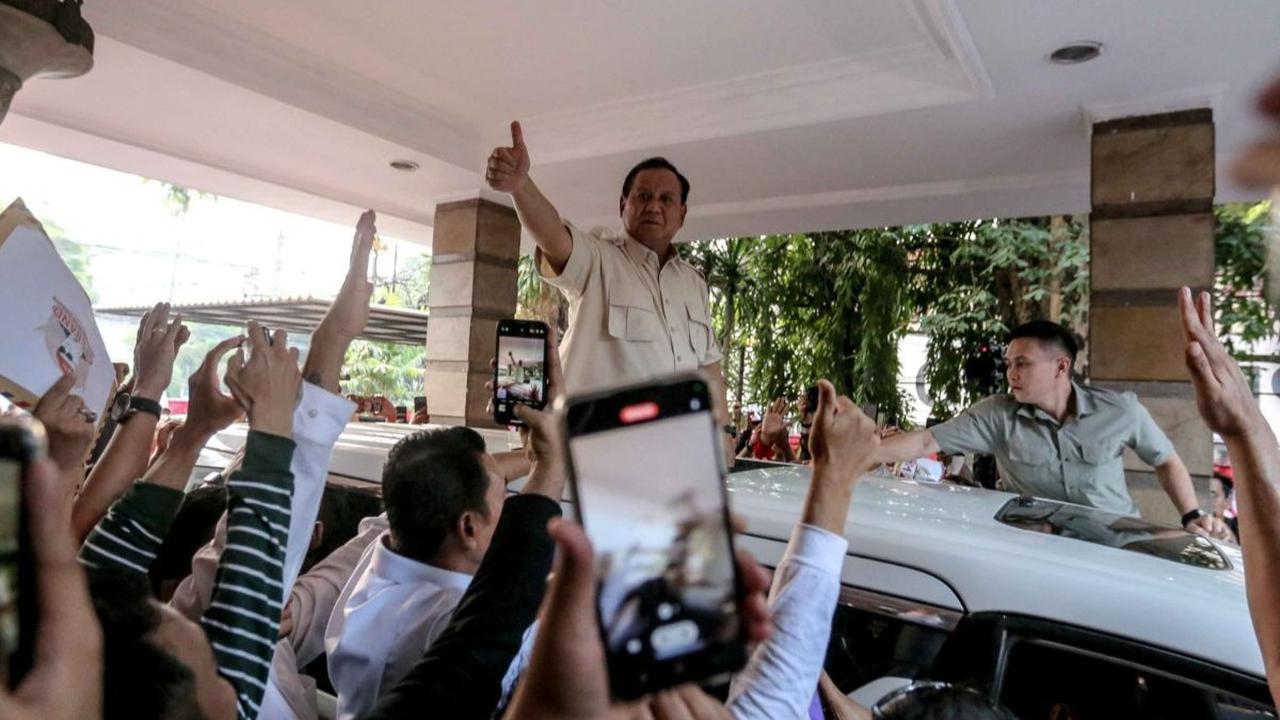 Ketua Umum Partai Gerindra Prabowo Subianto Menyapa para relawan dari atas mobilnya usai menghadiri acara peresmian rumah pemenangan relawan di Menteng, Jakarta, Selasa (15/8/2023).