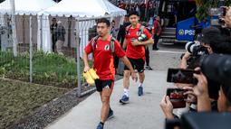 Pemain Timnas Jepang, Yuto Nagatomo (kiri) dan Wataru Endo keluar dari bus saat akan mengikuti sesi latihan menjelang laga lanjutan putaran ketiga Kualifikasi Piala Dunia 2026 melawan Timnas Indonesia yang berlangsung di Lapangan A, Kompleks Stadion Utama Gelora Bung Karno (SUGBK), Senayan, Jakarta, Rabu (13/11/2024). (Bola.com/Bagaskara Lazuardi)