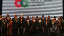 Presiden Jokowi (keenam kiri), Mendag Rachmad Gobel (keenam kanan) beserta delegasi berfoto sebelum pembukaan Asian-African-Business Summit yang merupakan rangkaian peringatan Konferensi Asia Afrika di  JCC, Selasa (21/4). (Liputan6.com/Herman Zakharia)
