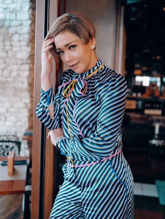 Melalui video singkat di akun Instagramnya, Maia membagikan momen saat ia bersama suami dan anak-anaknya melakukan Rapid Test atau tes cepat untuk mengetahui kondisinya dari virus corona Covid-19. (Instagram/maiaestiantyreal)