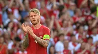 Bek timnas Denmark, Simon Kjaer bertepuk tangan setelah bola dikeluarkan dari permainan untuk menghormati gelandang Denmark, Christian Eriksen selama laga Grup B EURO 2020 antara Denmark dan Belgia di Stadion Parken di Kopenhagen, Kamis (17/6/2021). (Jonathan NACKSTRAND / POOL / AFP)