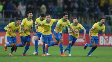 Pemain Brasil merayakan kemenangan mereka atas Paraguay di akhir laga perempat final Copa America 2019  di Arena do Gremio, Porto Alegre, Brasil, Kamis (27/6/2019). Brasil melaju ke semifinal Copa America 2019 setelah menaklukkan Paraguay lewat adu penalti. (AP Photo/Natacha Pisarenko)