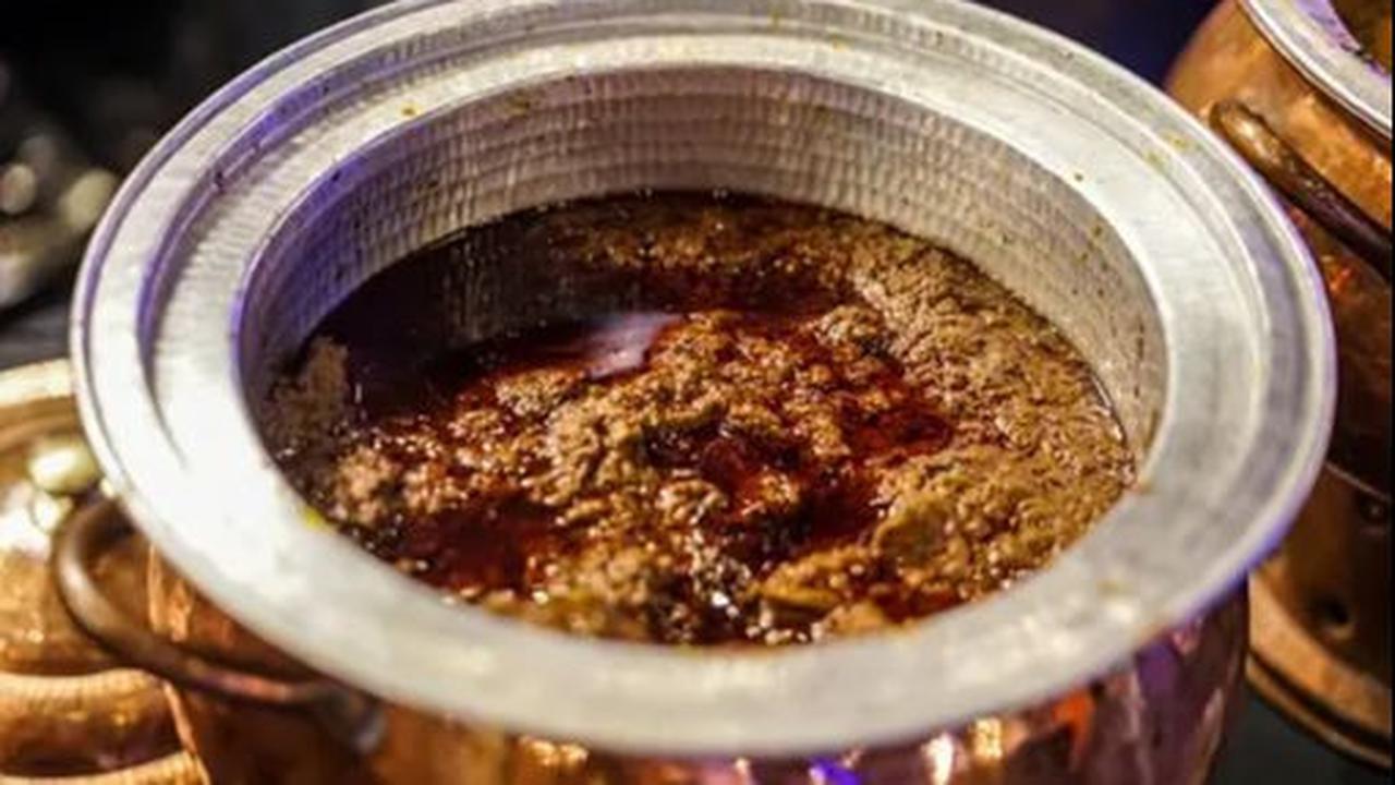 Selain daging sapi, Anda juga bisa membuat rendang dengan daging ayam, hingga tempe dan tahu. Silahkan berkreasi sesuka hati dengan bahan utamanya, namun pastikan untuk menggunakan bumbu rendang asli pilihan agar rasanya tetap autentik.