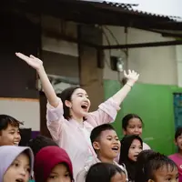 Di peringatan hari lahirnya, Febby memilih merayakan momen tersebut bersama anak-anak pemulung. [Foto: Instagram/febbyrastanty]