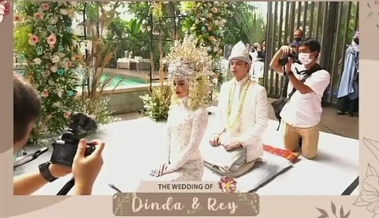 "Saya terima nikah dan kawinnya Nyimas Khodijah Nastiti Adinda binti Kemas Herman dengan mas kawin tersebut, tunai," ujar Reynaldi Mbayang. Selamat berbahagia Dinda Hauw dan Reynaldi. (Instagram/anakbandsctv__official)