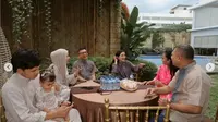 Keluarga Anang dan Aurel Hermansyah Bukber di Rumah Krisdayanti, Hidangan dan Suasananya Serasa Momen Lebaran.&nbsp; foto: (dok.Instagram @aurelie.hermansyah/https://www.instagram.com/p/DGsstphzRnd/Henry)