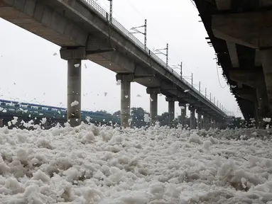 Busa terlihat memenuhi sungai Yamuna yang tercemar polusi di kota New Delhi, 23 September 2018. Sungai yang juga sangat dianggap suci oleh umat Hindu India itu kini tercemar hebat, salah satunya akibat busa polusi yang memenuhinya. (AFP/Dominique FAGET)