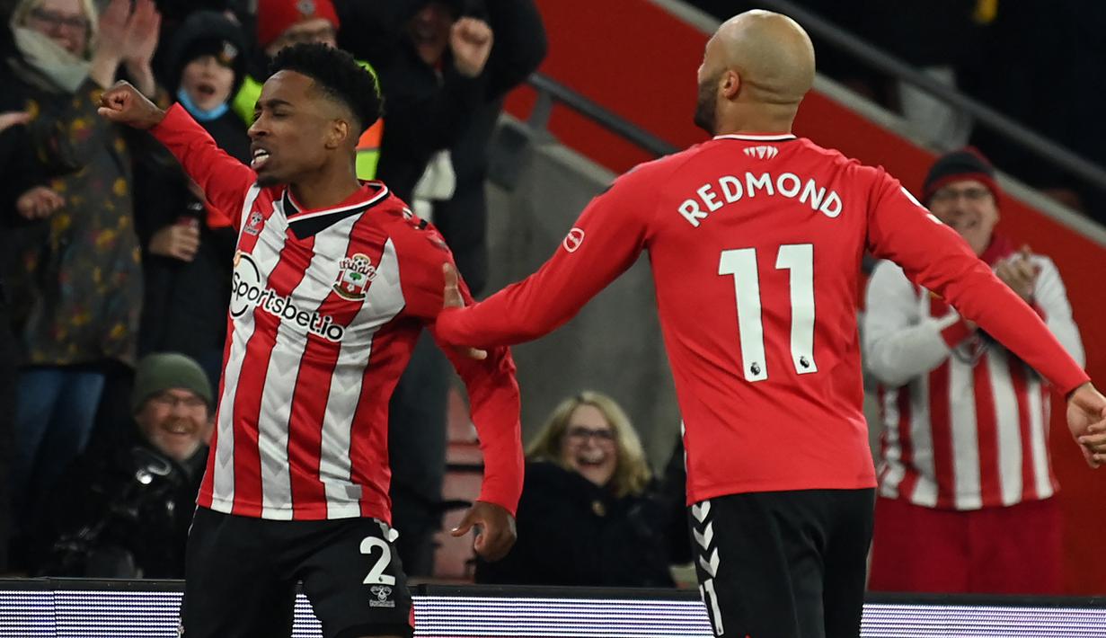 Kyle Walker-Peters. Bek kanan Inggris berusia 25 tahun yang telah 2,5 musim memperkuat Southampton sejak didatangkan dari Tottenham Hotspur pada tengah musim 2019/2020 dan akhirnya dipermanenkan di awal musim 2020/2021 dengan nilai transfer 13,3 juta euro ini mampu menjadi andalan di lini belakang The Saints. Musim 2021/2022 ia total tampil dalam 37 laga di semua ajang dengan torehan 2 gol dan 4 assist dan membuat Liverpool dan Chelsea tertarik merekrutnya di musim depan. (AFP/Glyn Kirk)