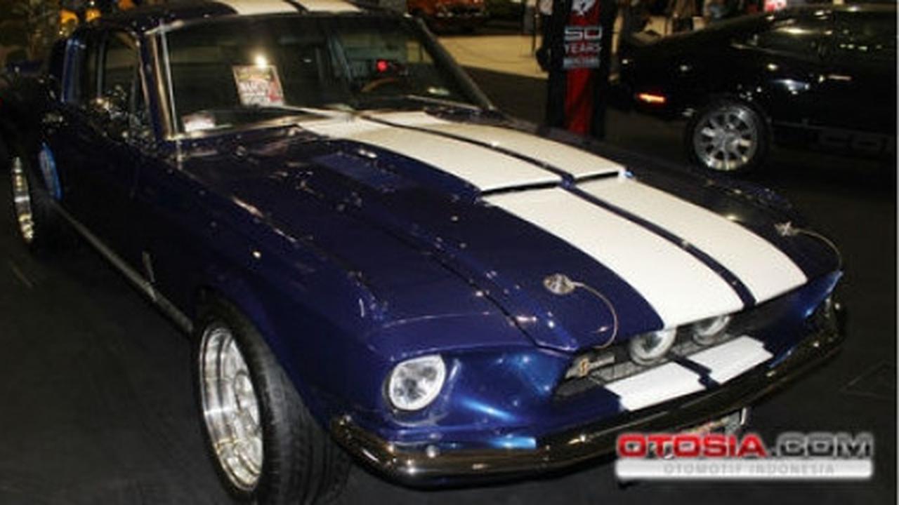 Jip-jip tua beradu klimis dengan sedan-sedan retro di IIMS
