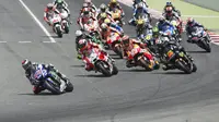 Jorge Lorenzo of Spain leads the pack during the first lap of the Catalunya Grand Prix in Montmelo, near Barcelona, Spain June 14, 2015. REUTERS/Gustau Nacarino