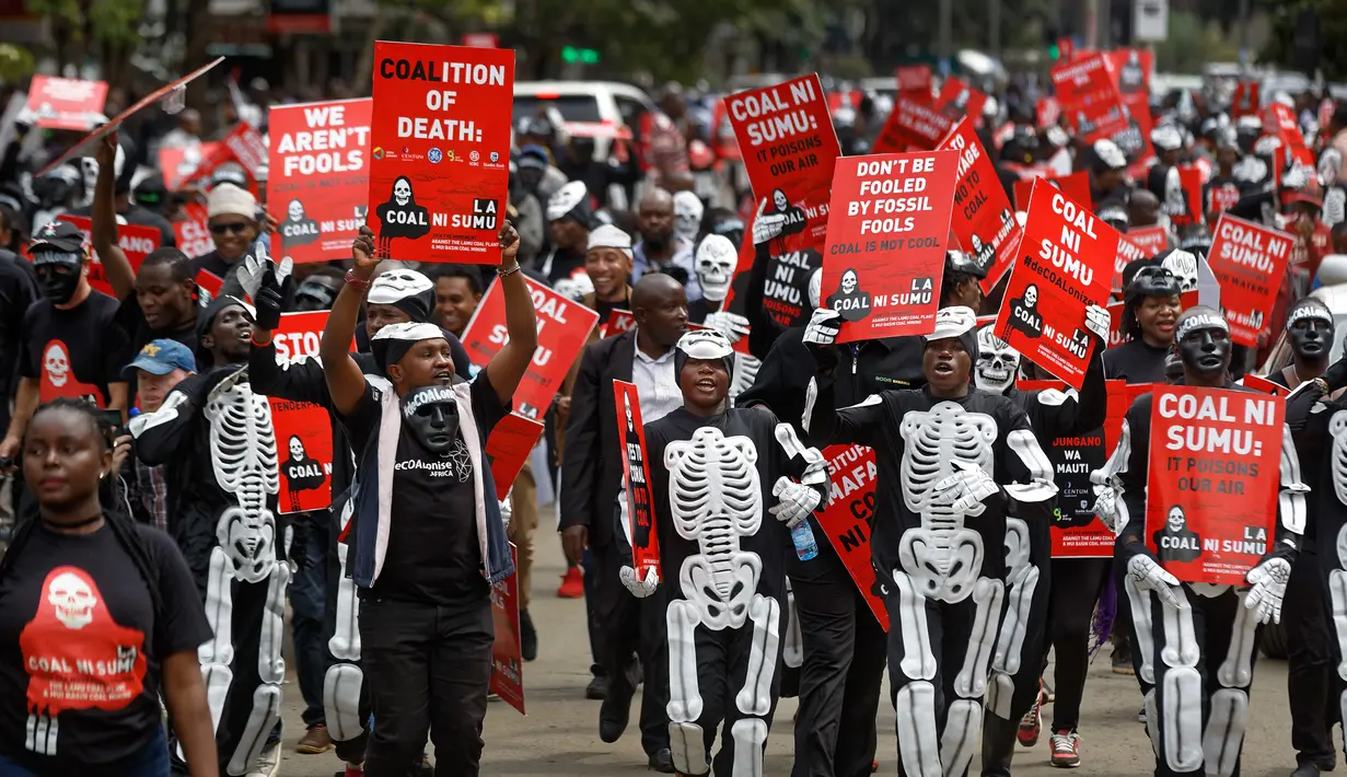 Aktivis lingkungan berdemonstrasi menentang rencana pemerintah untuk menambang batu bara dan membuka PLTU, Nairobi, Kenya, Selasa (5/6). Proyek tersebut kerja sama antara pemerintah Kenya dan China. (AP Photo/Ben Curtis)