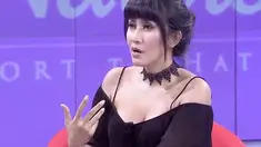 Cut Memey namanya sempat melejit, namun ia akhirnya memilih vakum usai diterpa isu perceraian. Ia pun menangis saat mengingat masa kelam itu. Kini ia bisa tertawa karena hidupnya bahagia meski kariernya tidak secerah dahulu.