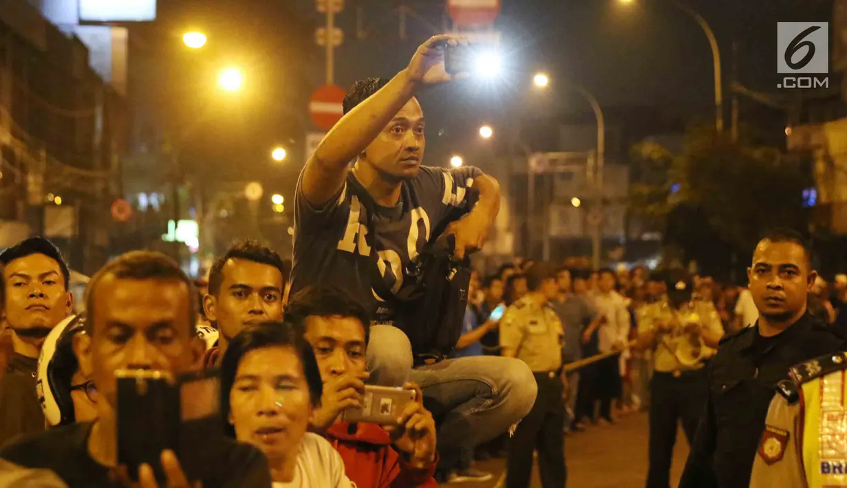 Warga memadati lokasi ledakan di Terminal Kampung Melayu, Jakarta, Rabu (24/5). (Liputan6.com/Angga Yuniar)