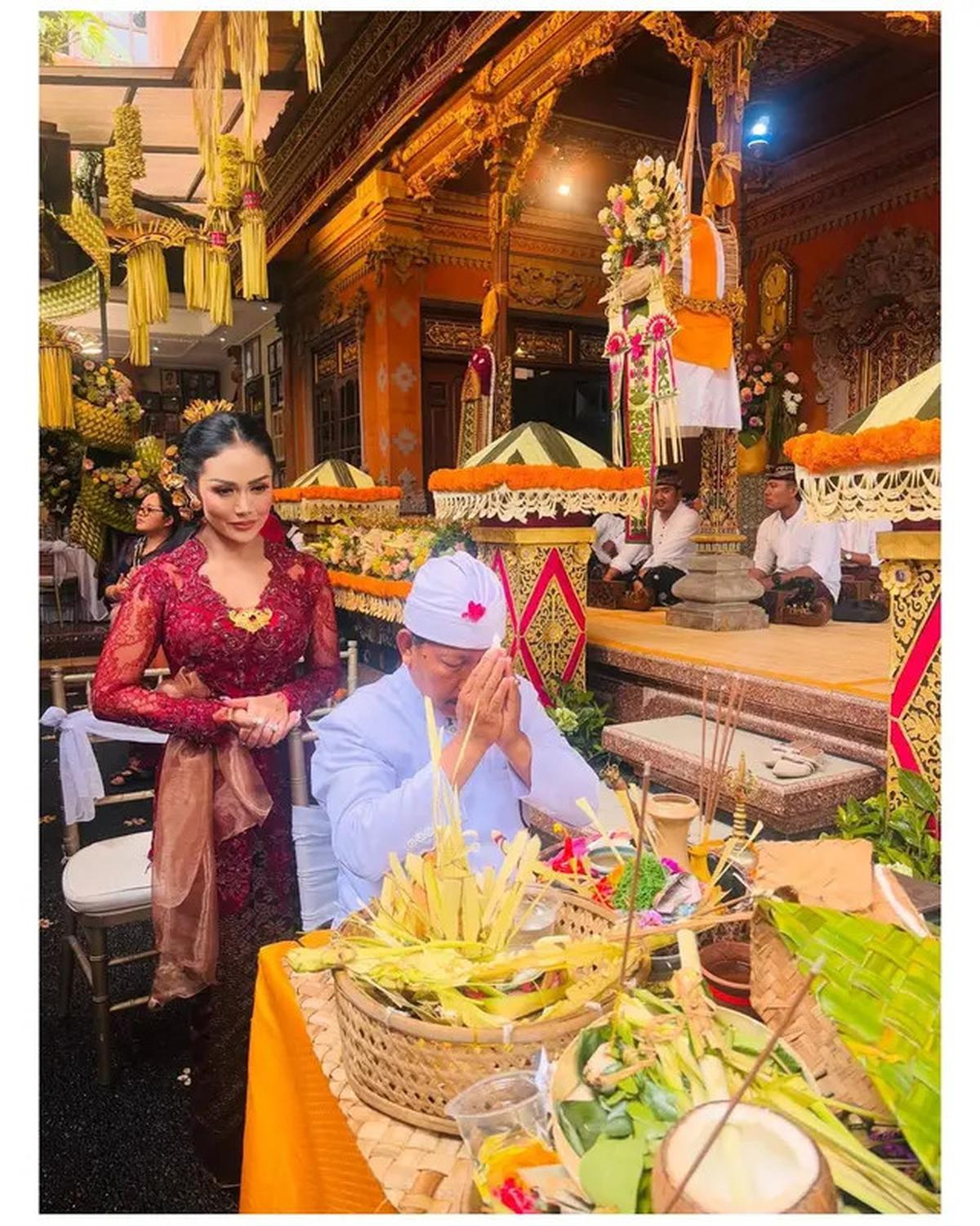 7 Pesona Krisdayanti Kenakan Kebaya Bali Brokat Merah di Nikahan Kakak Sarah Menzel