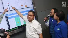 Menteri Komunikasi dan Informatika (Menkominfo) Rudiantara saat meninjau Network monitoring XL di Jakarta, Jumat (23/6). Peninjauan dilakukan untuk menjamin kenyamanan berkomunikasi para pemudik. (Liputan6.com/Angga Yuniar)