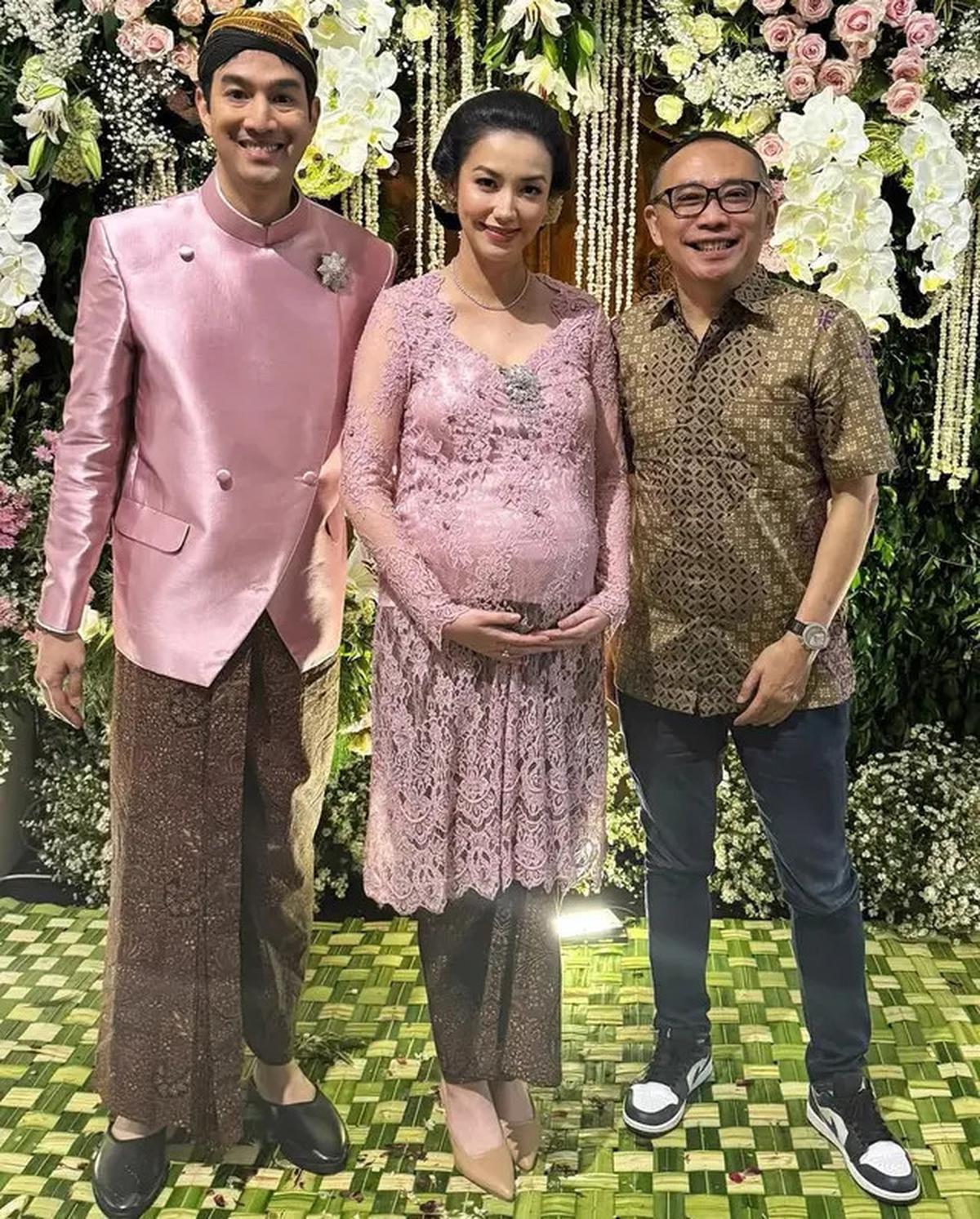 6 Potret Tujuh Bulanan Kehamilan Pertama Velove Vexia dengan Adat Jawa Dibalut Kebaya Pink hingga Wajah Suaminya Terungkap