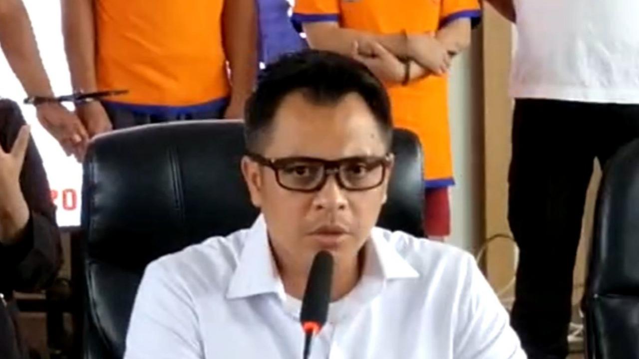 Entah apa yang merasuki pikiran AC, seorang ibu muda di Surabaya ini. Dia menyiksa anak kandungnya sendiri yang masih berumur 9 tahun secara sadis.