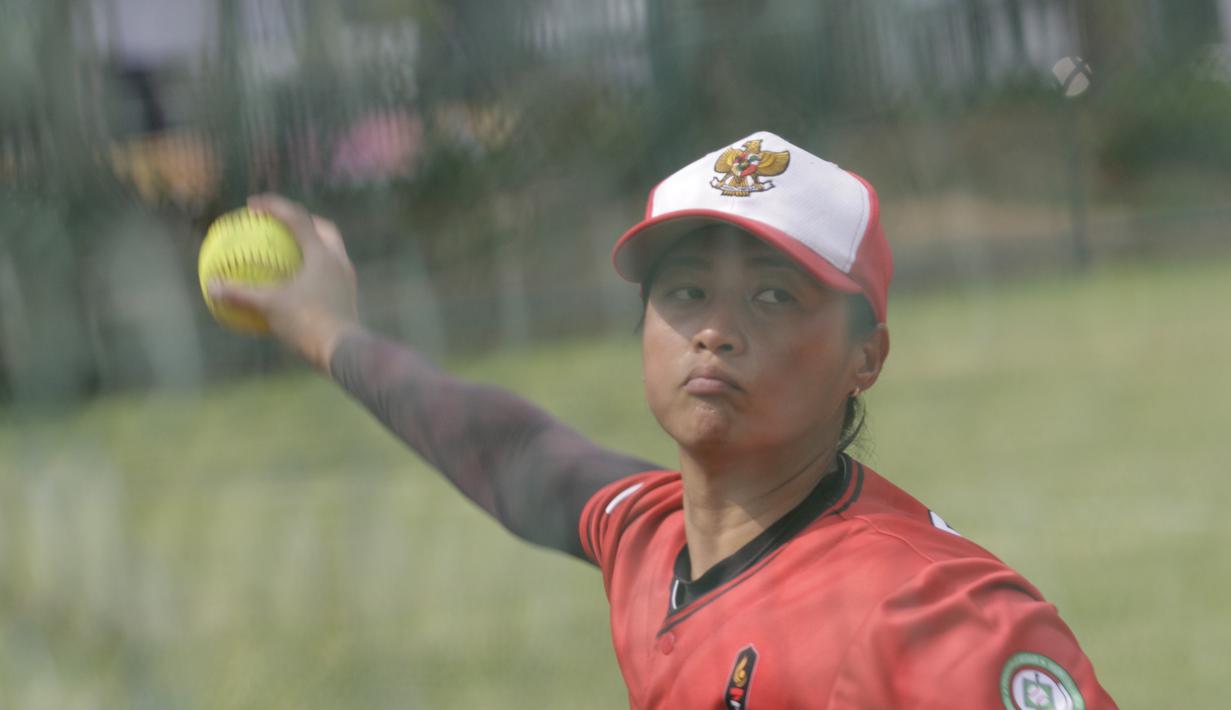Pemain Timnas Softball Putri, Monica, menangkap bola saat latihan di Lapangan Softball, GBK, Jakarta, Selasa (12/11). Sebanyak 17 atlet akan turun di SEA Games 2019 mendatang. (Bola.com/M Iqbal Ichsan)