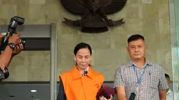 Noviyanti diperiksa KPK terkait kasus dugaan suap pengalokasian anggaran proyek 12 ruas jalan di Sumatera Barat agar masuk APBN-Perubahan 2016, Jakarta, Selasa (6/9). (Liputan6.com/Helmi Afandi)