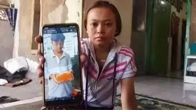 Kakak Korban Mia tunjukan foto korban sebelum tewas dianiaya (Istimewa)