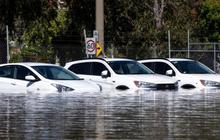 Mobil Terobos Banjir Berisiko Oli Bercampur Air, Begini Cara Mengecek dan Solusinya