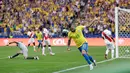 Pemain Brasil Dani Alves melakukan selebrasi usai mencetak gol ke gawang Peru dalam laga Grup A Copa America di Arena Corinthians, Sao Paulo, Brasil, Sabtu (22/6/2019). Brasil lolos ke babak perempat final usai membantai Peru 5-0. (AP Photo/Andre Penner)