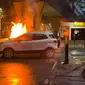 Sebuah mobil hangus terbakar di Pos polisi (pospol) Cut Meutia, Cikini, Menteng, Jakarta Pusat, Rabu (3/7/3024) (Liputan6.com/Raden Trimutia Hatta)