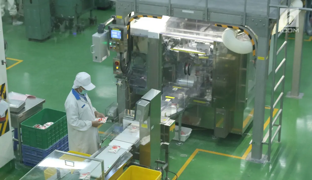 Pekerja mengawasi proses pengemasan produk Ajinomoto di Pabrik Ajinomoto, Mojokerto, Jawa Timur, Kamis (29/11). PT Ajinomoto Indonesia terus berinovasi guna merambah pasar dengan beberapa produk baru. (Liputan6.com/Helmi Fithriansyah)