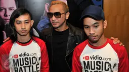Giring Nidji saat bersama DM Project pada konfrensi pers di Senayan City, Jakarta, Senin (22/2). Perlombaan Musik yang dimulai sejak 24 November 2015 ini akhirnya menyisakan 5 finalis. (Liputan6.com/Yoppy Renato)