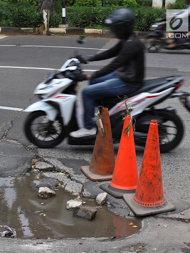 Jalan Berlubang di Tanjung Barat Bahayakan Pemotor