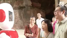 Sebuah robot bernama Lele ditugaskan menjadi robot pemandu museum di China. Warga pun akhirnya banyak mengabadikan momen dengan Lele.